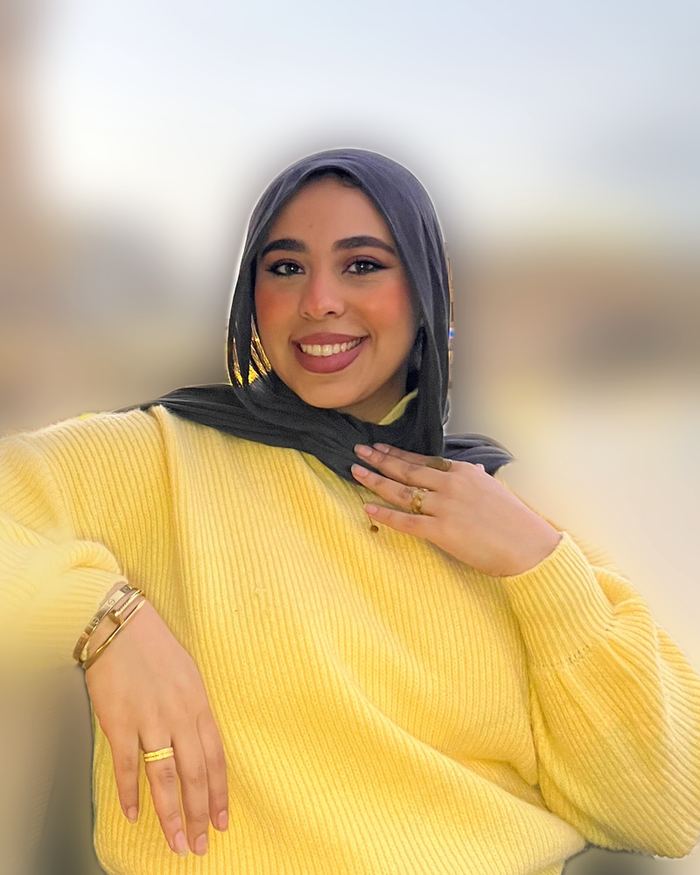 مس آية نبيل — مدرّسة اللغة الإنجليزية بالإسكندرية